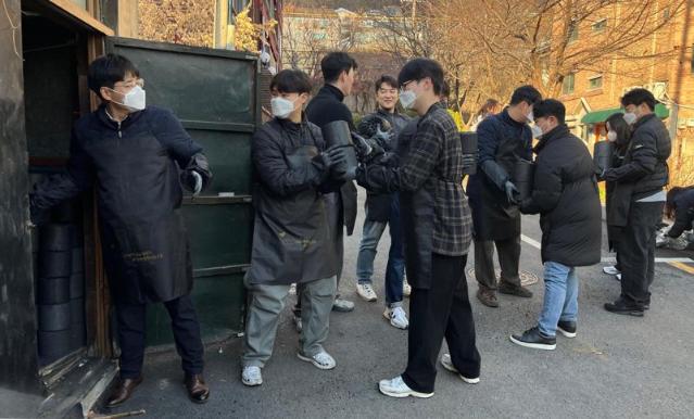 대한해운 임직원 '따뜻한 겨울 나세요'... 연탄 5300장 기증