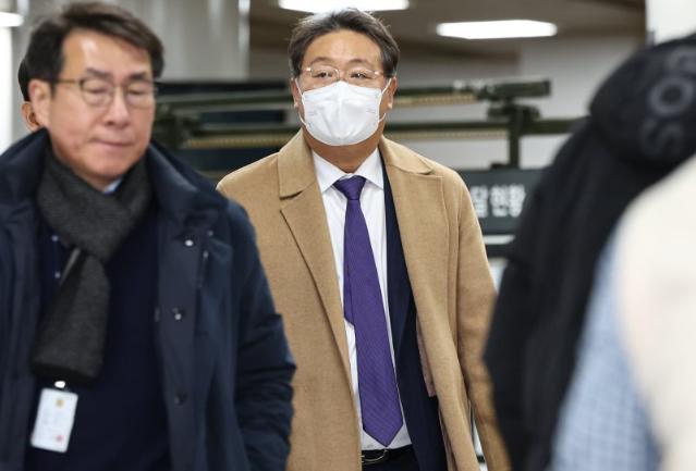 '연어·술파티 회유 의혹' 방용철 전 쌍방울 부회장...출석길 '묵묵부답'