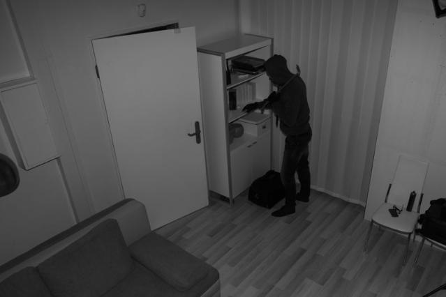 “집 보러 왔어요” 매물 확인하고 가더니, 몰래 드나들며 옷·가방 훔친 50대