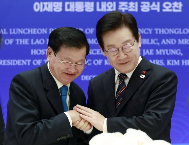 트럼프에 신라금관 준 李, 라오스 정상엔 백제 금동대향로 선물