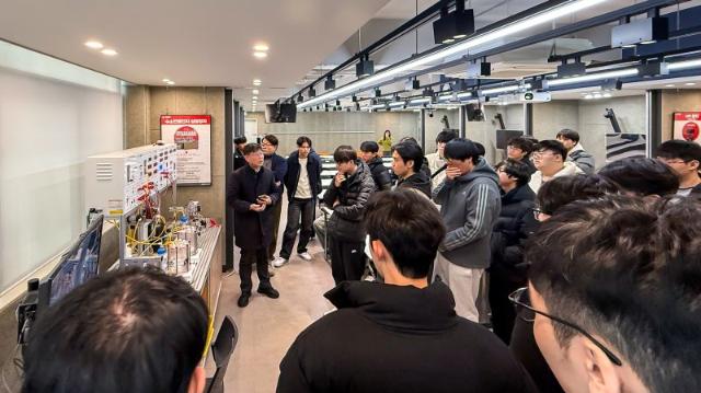 부산 고교생들, 경남정보대 스마트 교육환경 견학