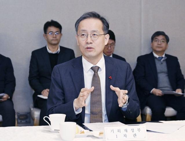 수출기업 만난 이형일 차관 "환헤지 확대 등 외환시장 안정에 협력"