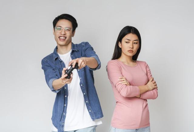 독박 육아 아내 두고 게임만 하는 남편, 게임 속 여성에 '여보'라 부르고 고가 아이템 선물까지 [헤어질 결심]