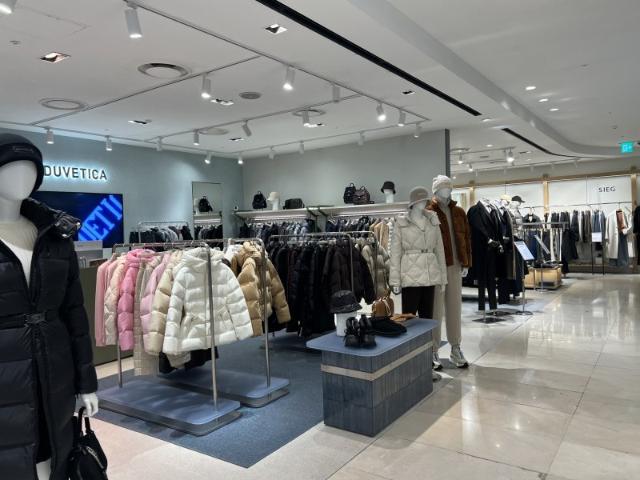 300만원 패딩 안에 9천원짜리 내복... 超합리소비 '프라이스 디코딩' 확산