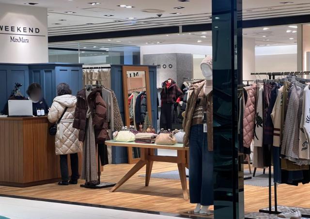 "패딩은 백화점, 내의는 다이소"…초합리 소비에 울고 웃는다 [르포]