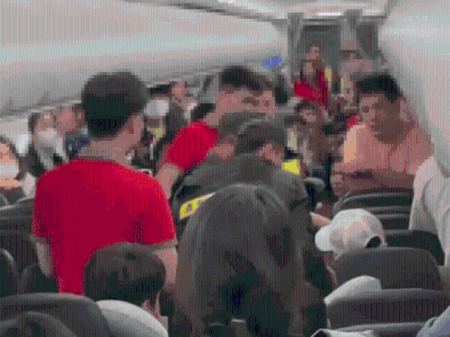 “옆자리 베트남 여성에게 부적절한 행동”…비행기서 끌려나간 ‘태극기 男’