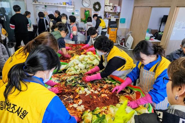 해양조사원, 장애인 가구 김치 배달