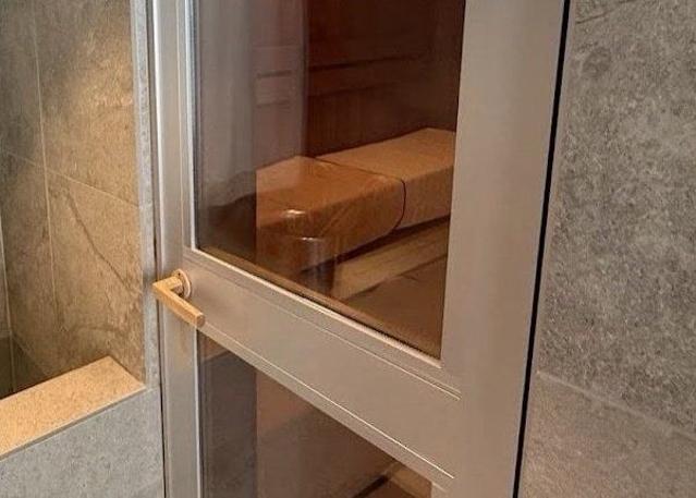 "문손잡이 고장나 갇혀"…日 사우나서 화재로 30대 부부 사망