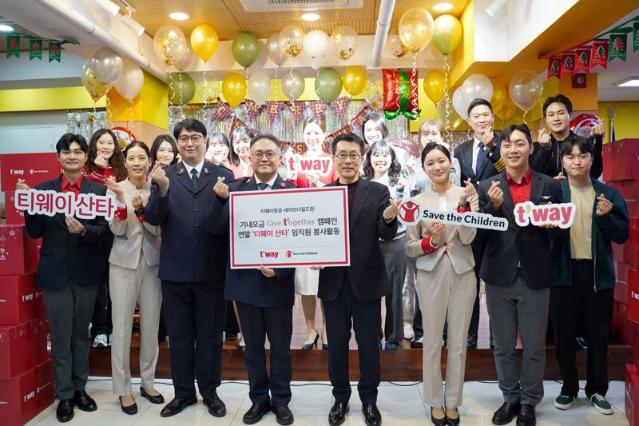 티웨이 산타와 따뜻한 연말... 아동양육시설에 선물 키트