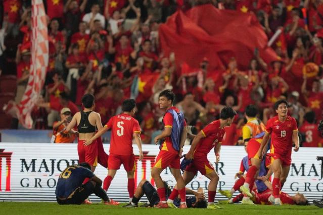 "태국 관중들 오열"... 쌀딩크 지운 김상식의 베트남, 지옥 끝에서 살아 돌아왔다