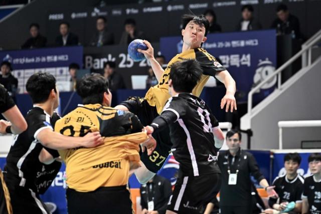 두산, SK 호크스 꺾고 개막전 패배 설욕 [핸드볼 H리그]