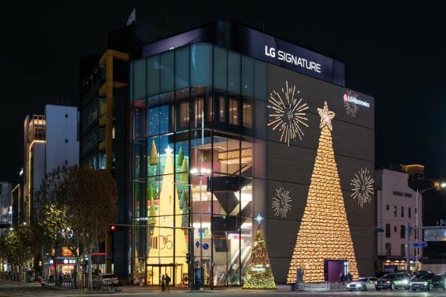 "도산대로에 크리스마스가 내려왔다"...LG전자, 플래그십 D5서 미디어 파사드 공개