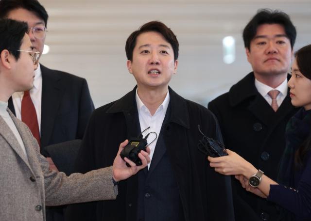 '尹 공천 개입' 이준석, 김건희 특검 출석..."무리하게 엮으려는 시도"