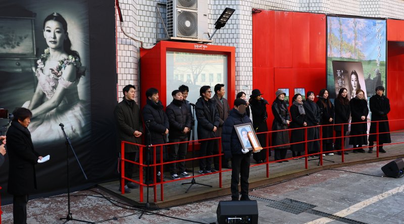 연극계 큰 별 윤석화 영면… 대학로서 마지막길 배웅