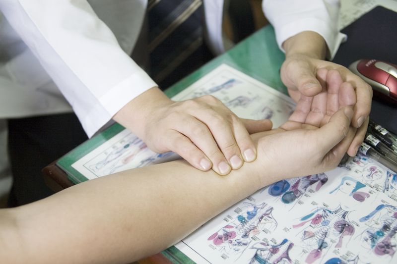 '주사 이모' 이어 '침 삼촌'?…'한의사 행세' 60대 중국인, '딱' 걸렸다