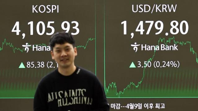 코스피, 외인·기관 쌍끌이 매수에 4100선 회복...개인 2.6조 '팔자' [fn마감시황]