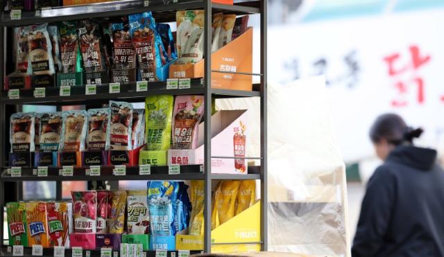 "편의점 너마저"… PB 상품 가격 줄줄이 인상