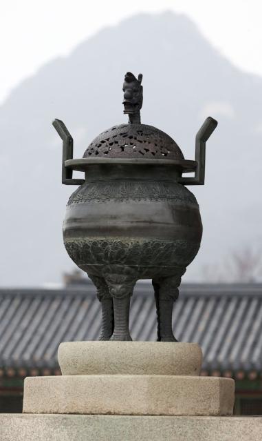 경복궁 근정전 향로 뚜껑 복원.."24일부터 국민에 상시 공개"