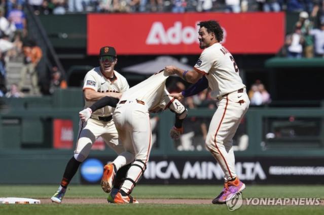 이정후의 '미친 존재감', SF 구단 수뇌부 전원 + 아다메스까지 서울로 불렀다