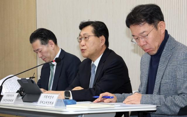 "올 300억불 빼 미장 간 서학개미에 SOS"  고환율에 정부, 전격 감세 카드