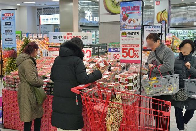"직접 보고 싸게 산다"..'벼랑 끝'에 선 마트의 역습