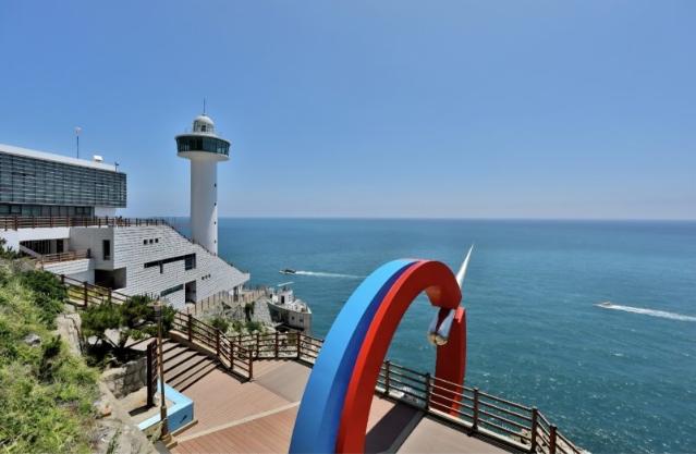 새해 첫날 일출은 태종대 영도등대