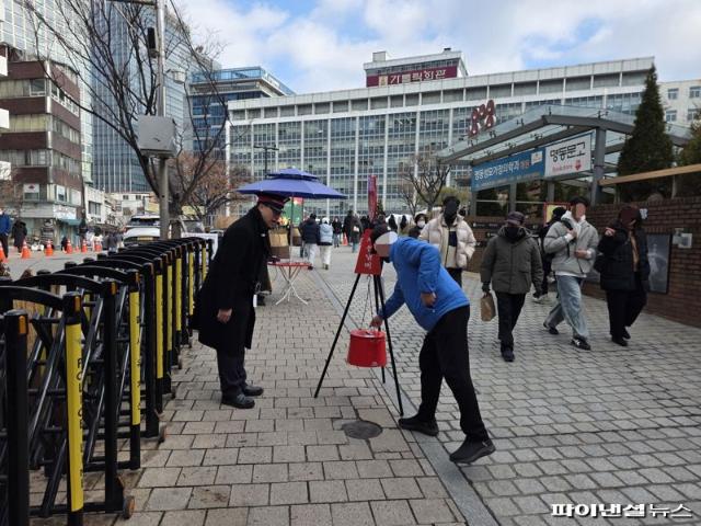 [르포]"어려운 시기에 서로 도와야죠" 온기 가득한 구세군 자선냄비