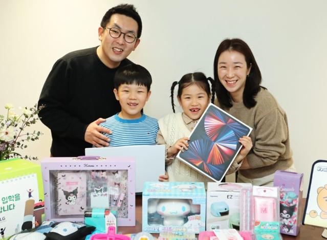 "생애 첫 입학 축하" 임직원 자녀에 노트북 선물한 LG이노텍
