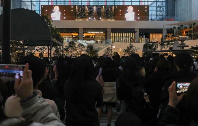 "가상아이돌 보러 백화점가자" 한달간 10만명 몰린 더현대 서울