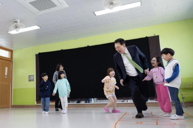 [종합] 尹, 청와대 어린이날 행사 개최..“힘차게 자라도록 뒷받침”