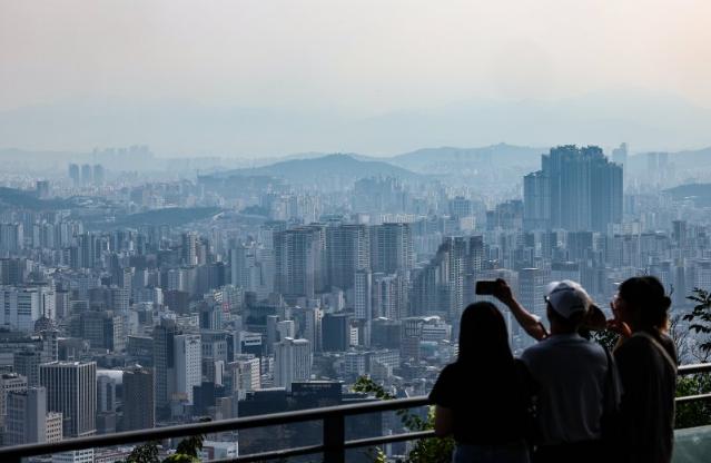 가계대출 조이는 당국..."부동산 꺾이고 건설사 주가도 떨어질 것"