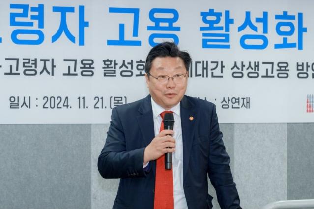 주형환 "국민 5명 중 1명 노인…한국형 계속고용 도입 논의 시급"