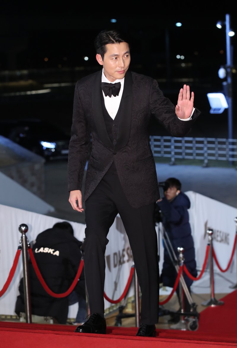 정우성, 혼외자 스캔들 속 청룡영화제 등장