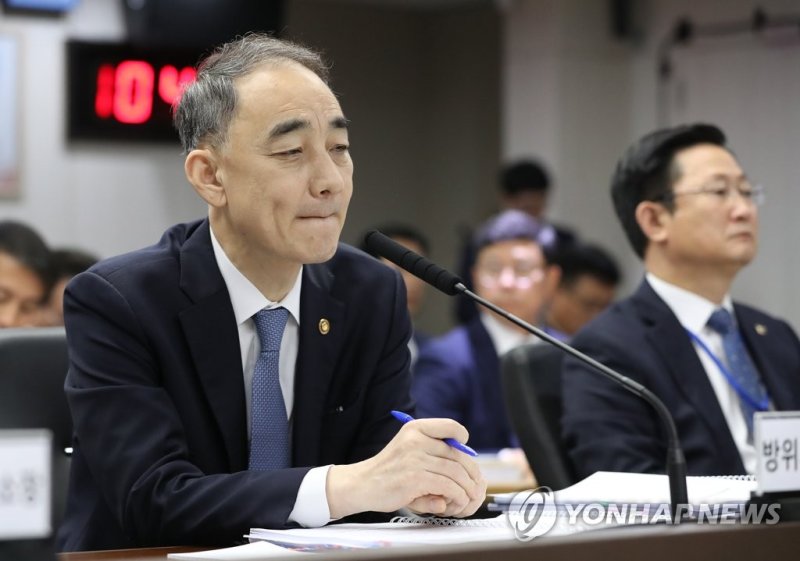 '변호사법 위반' 왕정홍 전 방사청장 구속..."증거인멸 우려"