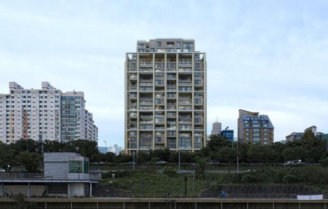 '3.3㎡당 2억' 아이유·송중기 집...지금은 얼마일까