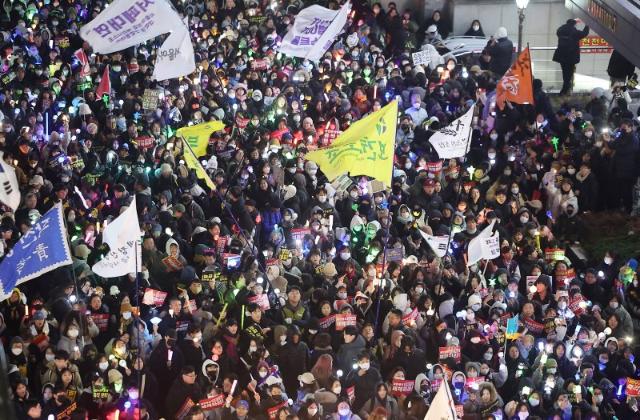 탄핵 정국 속 대규모 집회 증가에…진단키트 업계 ‘관심 집중’