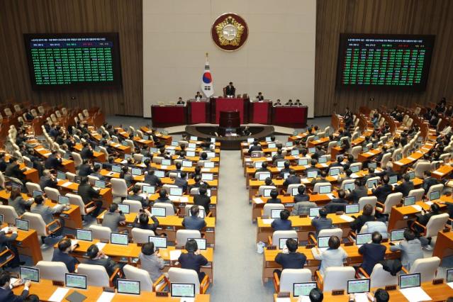 정권연장 48.6%·정권교체 46.2%… 한달 만에 결과 뒤집혀