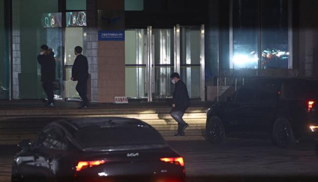 공수처, 尹 조사거부로 '강제구인' 불발…6시간 만에 철수