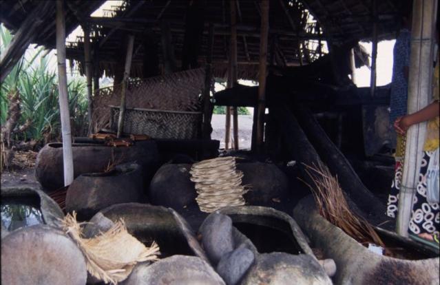 [인류학자 전경수의 세상속으로] 외지인에 집안까지 공개… 일상마저 돈벌이가 된 신들의 섬