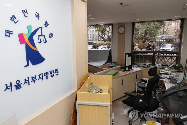 '서부지법 사태 재판' 증거영상 두고 공방전..."영상 원본성 의심" VS "원본값 확인"