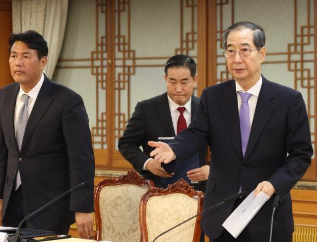밤 9시에 NSC 연 한덕수 "안보·경제는 하나… 부처간 긴밀한 협력 필요”