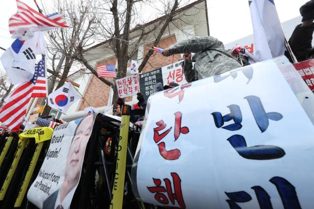 "尹 탄핵시 낫 들고 간다"..'흉기난동 예고글' 작성자, '공중협박죄' 구속영장 기각