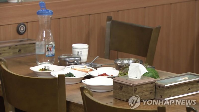 "식사 때마다 수저 안챙기는 직장동료, 거슬려…제가 예민한건가요?" [어떻게 생각하세요]