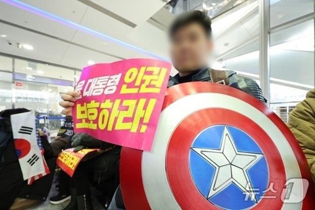 "中 공안이냐…패도 되죠?" ‘캡틴 아메리카’ 복장 尹 지지자 '막말' 까지