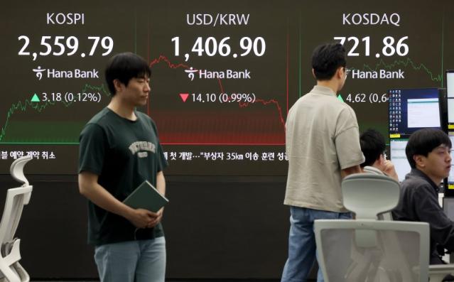 원달러 환율, 6개월만에 최저..전문가들 "1300원대 하향 안정화 판단 일러"