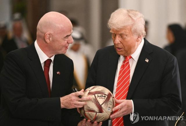 인판티노 FIFA 회장, 트럼프 동행 거센 논란... "애완 동물처럼" "오만한 형태"