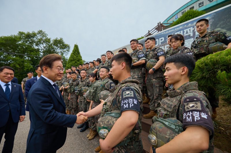 李대통령 "한반도 리스크, 한반도 프리미엄으로… 남북 대화채널 조속 복구"