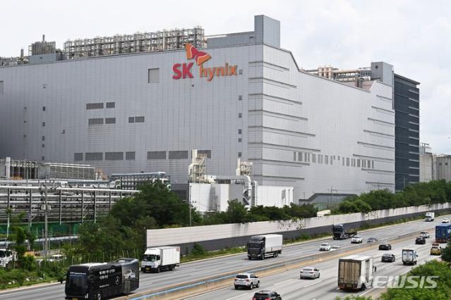 SK하이닉스, 주가 30만원 돌파...사상 최고가 행진↑ [특징주]