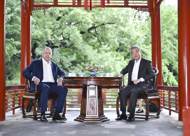 라브로프 러 외무, 김정은 만난 뒤 中 왕이 회담 "한반도 문제 의견 교환"