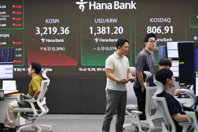 코스피, 외인·기관 매도세에 3210대 약보합세 [fn오전시황]